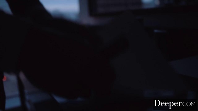 Гламурная проститутка нежно сосет могучий ствол бизнесмена