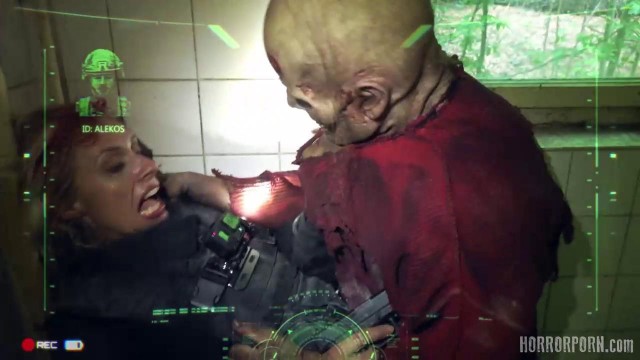 Нашествие зомби трахают в попку укушенную полицейскую