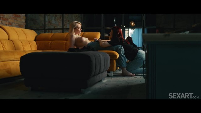 Страстный лесбийский куннилингус блондинки и рыжей подруги